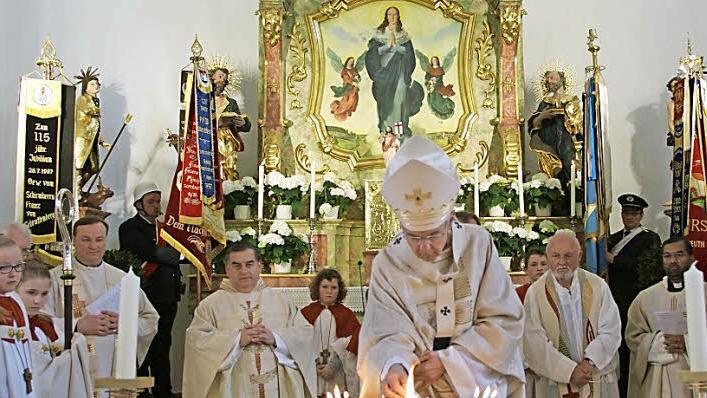 Erzbischof Schick entzündet die Weihrauchkerzen auf dem neuen Altar. Foto: Joseph Beck