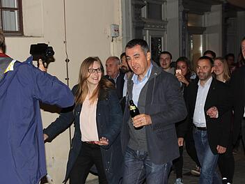 Bei ihrer dritten Kandidatur   schaffte es        Lisa Badum nach Berlin. Unser  Bild zeigt  sie     am Freitag     in Bamberg, als sie ihren   Grünen  Kollegen   "auf ein Bier mit Özdemir"     traf.FT