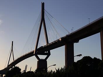 Bei der Auffahrt auf die Br&uuml;cke im Hamburger Stadtteil Wilhelmsburg ist den Beamten ein Auto r&uuml;ckw&auml;rts entgegengekommen. Foto: Christian Charisius/dpa