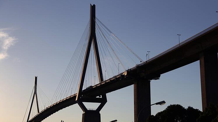 Bei der Auffahrt auf die Br&uuml;cke im Hamburger Stadtteil Wilhelmsburg ist den Beamten ein Auto r&uuml;ckw&auml;rts entgegengekommen. Foto: Christian Charisius/dpa