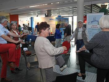 Mitten im Messebetrieb von "Seniofit" wurden auch gymnastische Übungen gezeigt.Carmen Schwind