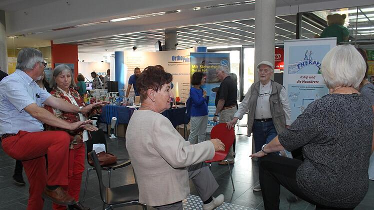 Mitten im Messebetrieb von "Seniofit" wurden auch gymnastische Übungen gezeigt.Carmen Schwind