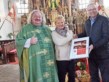 Die Pfarrei Mariä Geburt Glosberg freut sich über die Spende von 1000 Euro durch die Sparkasse Kulmbach-Kronach. Von links Pater Waldemar Brysch, Martina Stumpf (Kirchenpflegerin) und Robert Porzelt (Gebietsdirektor Sparkasse Kulmbach- Kronach).  Foto: K.- H. Hofmann
