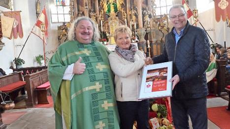 Die Pfarrei Mariä Geburt Glosberg freut sich über die Spende von 1000 Euro durch die Sparkasse Kulmbach-Kronach. Von links Pater Waldemar Brysch, Martina Stumpf (Kirchenpflegerin) und Robert Porzelt (Gebietsdirektor Sparkasse Kulmbach- Kronach).  Foto: K.- H. Hofmann