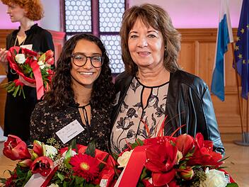 Das erste gew&auml;hlte Christkind Gabriele Junkg sprang dem aktuellen Christkind Benigna Munsi (links) zur Seite. Foto: Daniel Karmann/dpa
