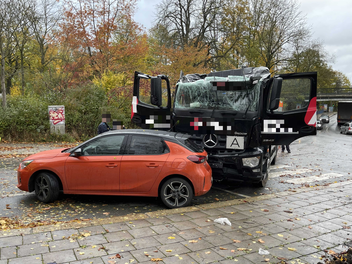 Lastwagen bleibt an Eisenbahnbrücke hängen und rollt unkontrolliert weiter