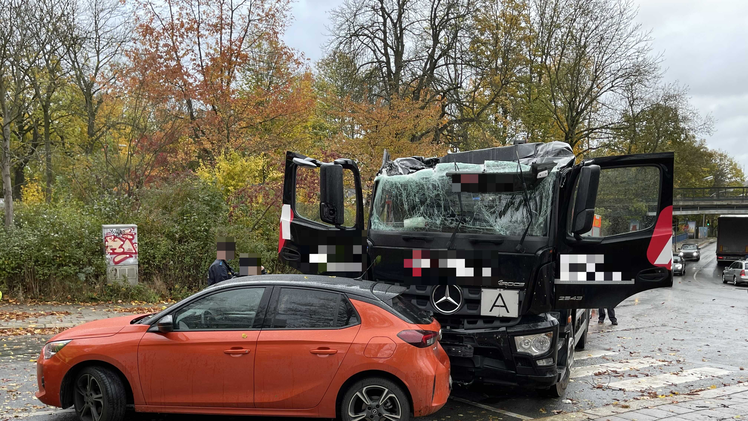 Lkw bleibt an Eisenbahnbrücke hängen
