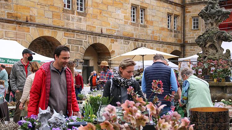 Der Thurnauer Schlosshof bot ein sch&ouml;nes Ambiente f&uuml;r den Lenzrosenmarkt. Foto: Romy Denk