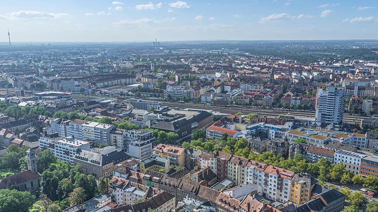 Panoramablick auf F&uuml;rth in der Metroploregion N&uuml;rnberg aus der Vogelperspektive