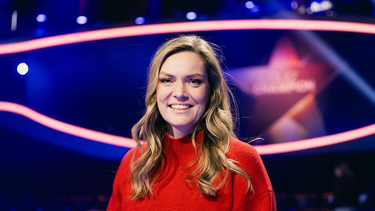 Julias Scharf kennt sich bestens mit dem Sport aus. Seit 2010 ist sie als Moderatorin im TV zu sehen.