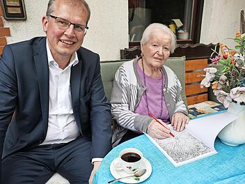 Die 90-j&auml;hrige Jubilarin Barbara Fischer zeigte ihre selbstgemachten H&auml;kelblumen und Ausmalbilder.