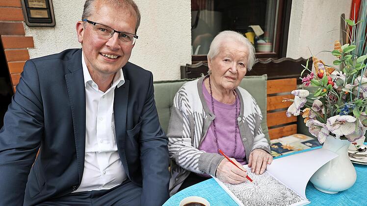 Die 90-j&auml;hrige Jubilarin Barbara Fischer zeigte ihre selbstgemachten H&auml;kelblumen und Ausmalbilder.