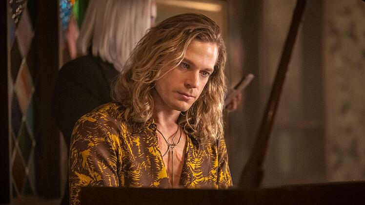 Lestat (Sam Reid) erinnert sich an seine Sterblichkeit als ungeliebter dritter Sohn eines franz&ouml;sischen Provinz-Aristokraten.