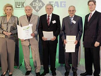 Maria-Elisabeth Schaeffler und Georg F. W. Schaeffler (r.) gratulierten Alfred Müller (2. v. l.), Bernhard Auernheimer (3. v. l.) und Andreas Lorz, die ihr 50. Betriebsjubiläum feierten. Foto: Schaeffler
