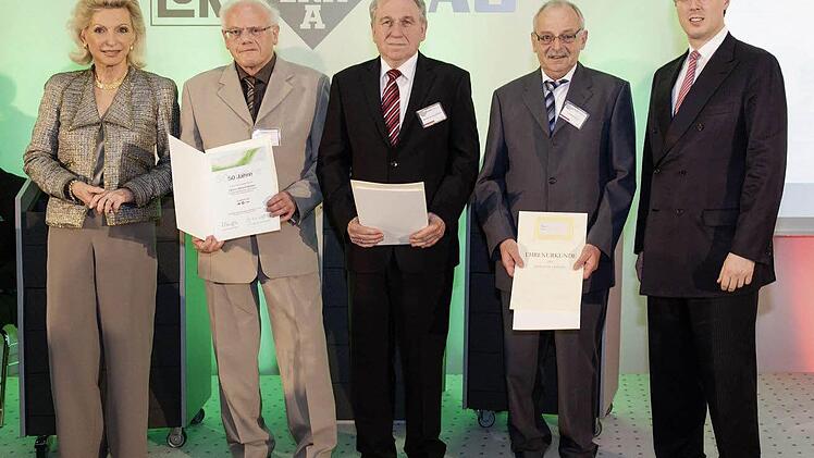 Maria-Elisabeth Schaeffler und Georg F. W. Schaeffler (r.) gratulierten Alfred Müller (2. v. l.), Bernhard Auernheimer (3. v. l.) und Andreas Lorz, die ihr 50. Betriebsjubiläum feierten. Foto: Schaeffler