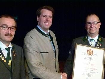 Stellvertretend für seinen Vater Andreas überreichte Hubertus Prinz von Sachsen- Coburg und Gotha (Mitte) das Protektoratsabzeichen an Stefan Schober. Links Oberschützenmeister Hans-Herbert Hartan. Fotos: Lothar Weidner
