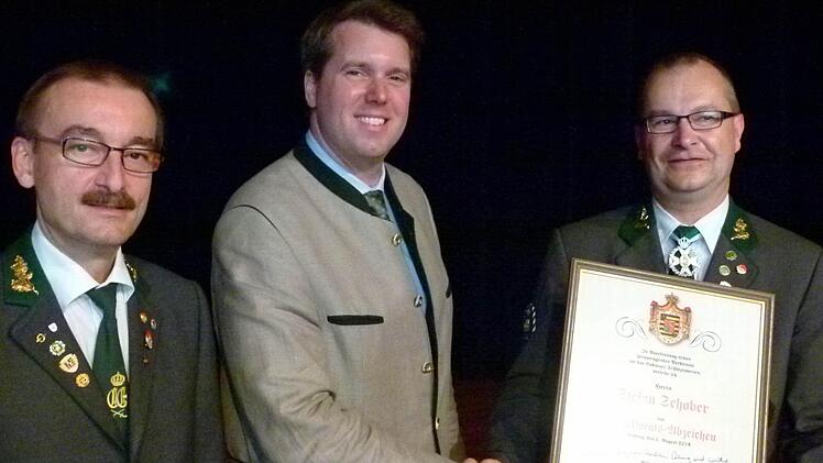 Stellvertretend für seinen Vater Andreas überreichte Hubertus Prinz von Sachsen- Coburg und Gotha (Mitte) das Protektoratsabzeichen an Stefan Schober. Links Oberschützenmeister Hans-Herbert Hartan. Fotos: Lothar Weidner