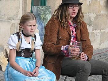 Eine witzige Idee: Franka Märkl spielte mit Adrian Hempfling die Kennenlernszene auf dem Bierfest. Fotos: Sonja Adam