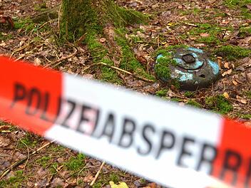 Statt Steinpilz und Pfifferlingen fand ein Pilzsucher diese schon etwas älterte Panzermine. Ob von der Bundeswehr oder noch älter wird das Sprengkommando klären. Anfassen sollte man das tortengroße Teil auf keinen Fall, denn explosiv könnte es auch heute noch sein.  Foto: Peter Rauch