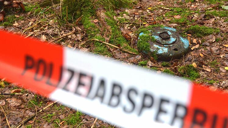 Statt Steinpilz und Pfifferlingen fand ein Pilzsucher diese schon etwas älterte Panzermine. Ob von der Bundeswehr oder noch älter wird das Sprengkommando klären. Anfassen sollte man das tortengroße Teil auf keinen Fall, denn explosiv könnte es auch heute noch sein.  Foto: Peter Rauch
