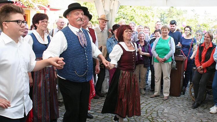 Der Volkstanzkreis Steigerwald kam mit seinen fränkischen Tänzen gut an.