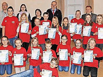 Diese Buben und Mädchen aus den Musikvereinen Poppenlauer und Rannungen haben die Prüfung für das Juniorabzeichen geschafft. Zur Übergabe der Urkunden und Abzeichen kamen auch die Bürgermeister Matthias Klement und Fridolin Zehner (rechts, hinten). Die Prüfung nahmen Thomas Reuss und Bianca Greubel sowie Lydia Summa ab (hinten, von links).  Foto: Dieter Britz