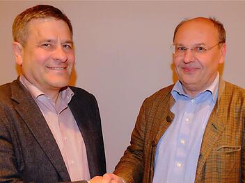 Wilhelm Schmalen (links) verabschiedete sich und stellte seinen Amtsnachfolger Bernhard Zürner vor.  Foto: Gerd Schaar