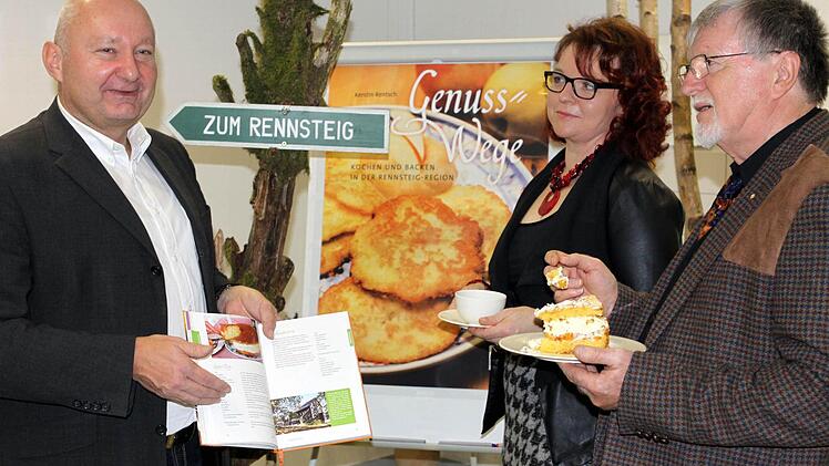 Nachdem die Buchvorstellung einige Male verschoben worden war, meinte Karlo Karol (links): "Gut Ding will eben Weile haben". Mit im Bild ist Autorin Kerstin Rentsch Bürgermeister Peter Ebertsch. Foto: Michael Wunder