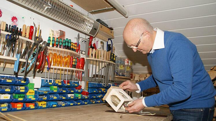 Seine Werkstatt ist seine Burg: Günther Christel bei der Arbeit.