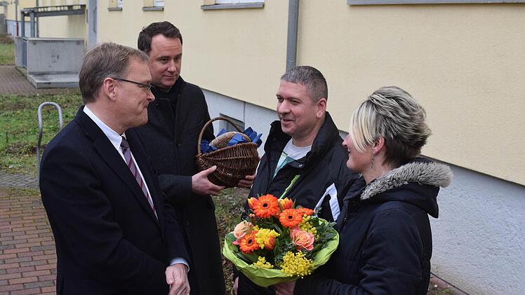 Blumen und Geschenkkorb: OB Starke und Veit Bergmann gratulieren Iris und Thomas Hoffmann.