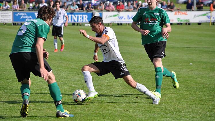Frank Tucci (weißes Trikot) drängt an Jürgen Mahr vorbei in den Arnsteiner Strafraum ein. Foto: Kalb