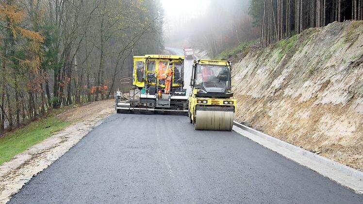 Die Arbeiten an der Gemeindeverbindungsstraße von Hain nach Wildenberg gehen ihrem Ende entgegen. Foto: Dieter Wolf