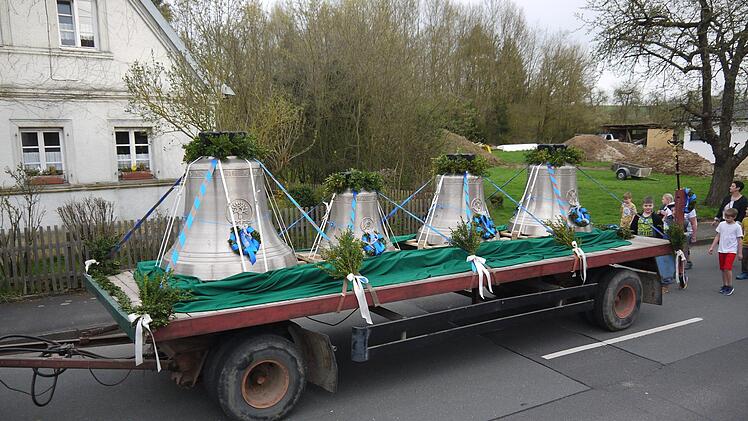 In Gleußen standen viele Menschen an der Straße, um die Ankunft der neuen Glocken für die evangelische Kirchengemeinde  live mitzuerleben. Nach Pfingsten wird das neue Geläut erstmals zu hören sein.Berthold Köhler