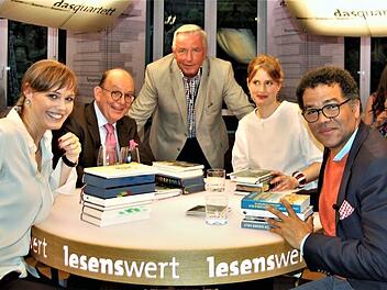 Unser Mitarbeiter und Buchblogger Sigismund von Dobschütz (Mitte) mit den Literaturkritikern (von links) Nicola Steiner (Schweizer Rundfunk), Denis Scheck (Moderator), Insa Wilke (freie Journalistin) und Ijoma Mangold (Die Zeit) bei der Aufzeichnung der Juli-Sendung "lesenswert-Quartett" des Südwestrundfunks im Palais Biron (Baden-Baden).  Foto: Grit Krüger