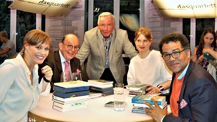 Unser Mitarbeiter und Buchblogger Sigismund von Dobschütz (Mitte) mit den Literaturkritikern (von links) Nicola Steiner (Schweizer Rundfunk), Denis Scheck (Moderator), Insa Wilke (freie Journalistin) und Ijoma Mangold (Die Zeit) bei der Aufzeichnung der Juli-Sendung "lesenswert-Quartett" des Südwestrundfunks im Palais Biron (Baden-Baden).  Foto: Grit Krüger