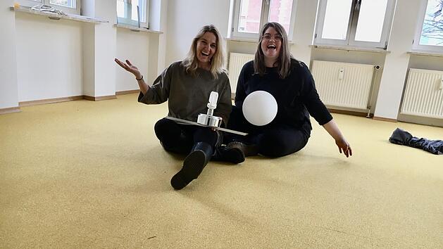 2020 steht ganz im Zeichen: Alles neu im Frauennotruf. Gesch&auml;ftsf&uuml;hrerin Karin Burkhardt-Zesewitz und Sozialp&auml;dagogin Janina Bartlau freuen sich auf den Umzug in die neuen R&auml;ume in der Mohrenstra&szlig;e. Foto: Christiane Lehmann