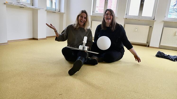 2020 steht ganz im Zeichen: Alles neu im Frauennotruf. Geschäftsführerin Karin Burkhardt-Zesewitz und Sozialpädagogin Janina Bartlau freuen sich auf den Umzug in die neuen Räume in der Mohrenstraße. Foto: Christiane Lehmann