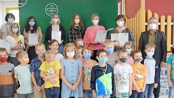 In der Gl&uuml;ck-Auf-Grundschule Stockheim wurden die Patenschaftsurkunden an die Gesundheitsf&ouml;rderer aus sechs Grundschulen im Landkreis &uuml;berreicht. Mit auf dem Bild sind AOK-Direktor Christian Grebner (links), Schulamtsdirektorin Gisela Rohde (hinten, Vierte von links) sowie (von rechts) Gerhard Wunder (Landratsstellvertreter), B&uuml;rgermeister Rainer Detsch, Rektorin Astrid Kestel mit Gesundheitsf&ouml;rderern der Schulen und den Sch&uuml;lern der Klasse 1b der Grundschule Stockheim.