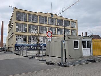 Der Bauzaun steht, auch ein Container wurde aufgestellt. In diesem Spinnereigebäude soll das "Grüne Zentrum" geschaffen werden.