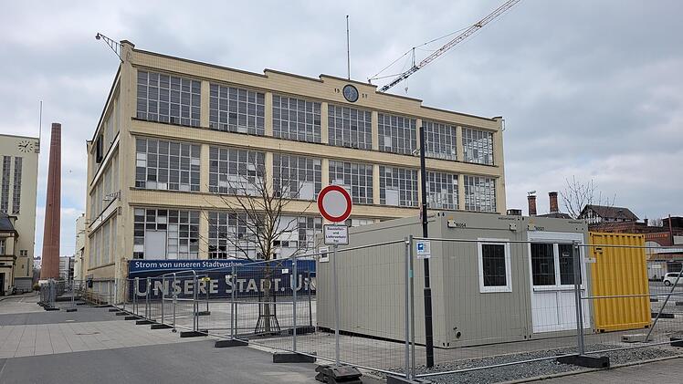 Der Bauzaun steht, auch ein Container wurde aufgestellt. In diesem Spinnereigebäude soll das "Grüne Zentrum" geschaffen werden.