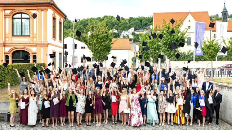 Die Studenten der KU haben allen Grund zu feiern: Als Absolventen können Sie auf eine praxisnahe und persönliche Studienzeit zurückblicken, mit der sie den idealen Grundstein für ihren weiteren Lebensweg gelegt haben.