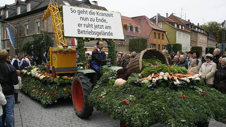 Blumen- und Gemüsepracht, aber der alte Bagger hat ausgedient.