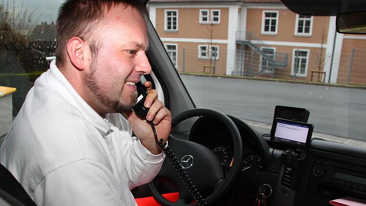 Rettungssanitäter Thomas Ott ist zufrieden mit der Arbeit der Leitstelle: "Wir profitieren im täglichen Einsatz definitiv davon, dass alles unter einem Dach gebündelt ist.