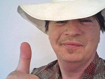 Daumen hoch: Keine Angst vor einer etwaigen Blamage hat offenbar Sandy Hall. Foto: PR