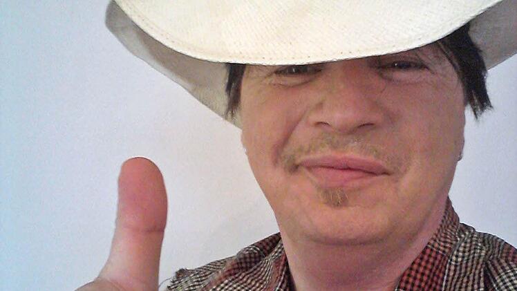 Daumen hoch: Keine Angst vor einer etwaigen Blamage hat offenbar Sandy Hall. Foto: PR