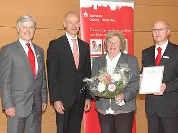 Marta Hammer-Mathiebe gründete mithilfe der Stiftergemeinschaft der Sparkasse Cob urg-Lichtenfels eine eigene Stiftung, die Hilfe bei Altersarmut gewährt. Der Verein Hilfe für Nachbarn - Coburg e.V. wird ihr Anliegen durchführen. Michael Weyh, Vertriebsdirektor Privatkunden, bei der Sparkasse Coburg-Lichtenfels, Notar Dr. Jürgen Müller, stellvertretender Vorsitzender Hilfe für Nachbarn Coburg, und der Stiftungsberater Stephan Franke (von links), Sparkasse Coburg-Lichtenfels, gratulierten ihr ...