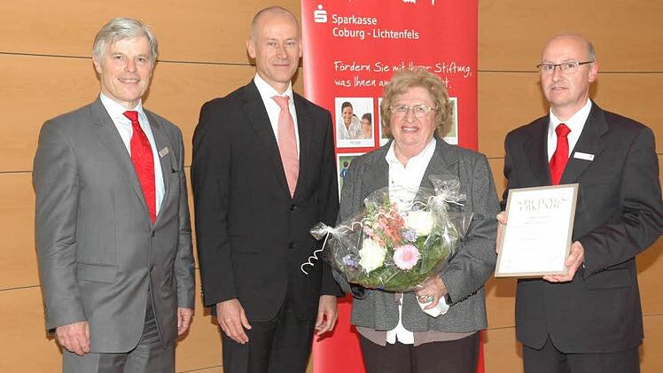 Marta Hammer-Mathiebe gründete mithilfe der Stiftergemeinschaft der Sparkasse Cob urg-Lichtenfels eine eigene Stiftung, die Hilfe bei Altersarmut gewährt. Der Verein Hilfe für Nachbarn - Coburg e.V. wird ihr Anliegen durchführen. Michael Weyh, Vertriebsdirektor Privatkunden, bei der Sparkasse Coburg-Lichtenfels, Notar Dr. Jürgen Müller, stellvertretender Vorsitzender Hilfe für Nachbarn Coburg, und der Stiftungsberater Stephan Franke (von links), Sparkasse Coburg-Lichtenfels, gratulierten ihr ...