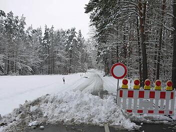 Der "Effelder Berg" im Neustadter Stadtteil Meilschnitz ist derzeit für Fahrzeuge unpassierbar. Foto: Berthold Köhler