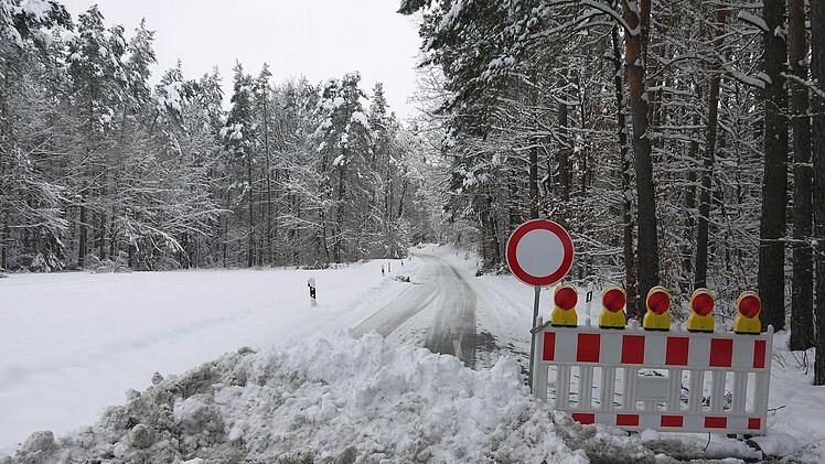 Der "Effelder Berg" im Neustadter Stadtteil Meilschnitz ist derzeit für Fahrzeuge unpassierbar. Foto: Berthold Köhler