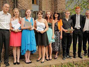 Die Klassenleiter Steffen Bahr (rechts) und Harald Sommer (von links) gratulierten Franziska Wolf (beste Absolventin M10, Durchschnitt 1,4), Maria Bauer (M10, 1,5), Ramona Scheller (M10, 1,6), Nicole Meininger (9. Klasse, 2,5), Schulleiterin Birgit Herre, Maximilian Siefert (9., 2,5) und Dominik Schäfer (Klassenbester 9., 2,1). Foto: Beatrix Lieb